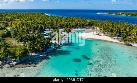 Aerial of the Green Lagoon, Rangiroa atoll, Tuamotus, French Polynesia, South Pacific, Pazifik Stockfoto