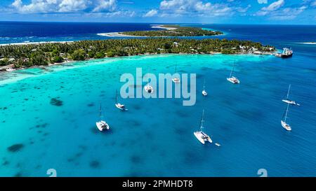 Luft des Rangiroa-Atolls und des Tiputa-Passes, Tuamotus, Französisch-Polynesien, Südpazifik, Pazifik Stockfoto