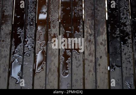 Cayenne, Frankreich. 13. April 2023. Abbildung zeigt Regenpfützen während eines königlichen Besuchs zum Start der ESA Jupiter Icy Moons Explorer Mission „Juice“ vom Guayana Space Centre in Kourou, Französisch-Guayana, Frankreich, am Donnerstag, den 13. April 2023. Der Start wurde aufgrund schlechter Wetterbedingungen am Donnerstag um 24 Stunden auf Freitag verschoben. BELGA FOTO ERIC LALMAND Kredit: Belga News Agency/Alamy Live News Stockfoto