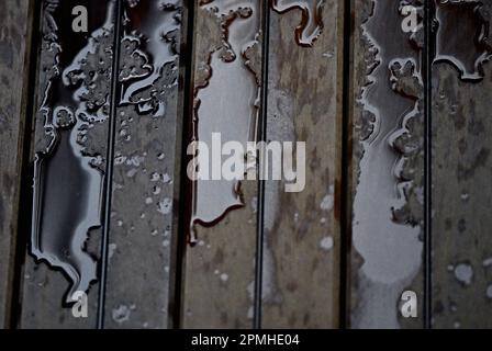 Cayenne, Frankreich. 13. April 2023. Abbildung zeigt Regenpfützen während eines königlichen Besuchs zum Start der ESA Jupiter Icy Moons Explorer Mission „Juice“ vom Guayana Space Centre in Kourou, Französisch-Guayana, Frankreich, am Donnerstag, den 13. April 2023. Der Start wurde aufgrund schlechter Wetterbedingungen am Donnerstag um 24 Stunden auf Freitag verschoben. BELGA FOTO ERIC LALMAND Kredit: Belga News Agency/Alamy Live News Stockfoto