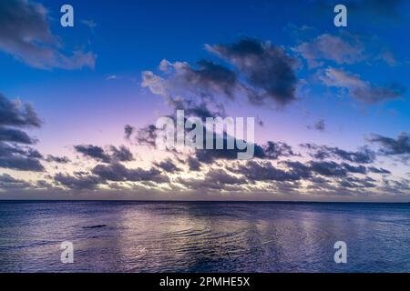 Sonnenuntergang über der Lagune von Fakarava, dem Tuamotu-Archipel, Französisch-Polynesien, Südpazifik, Pazifik Stockfoto