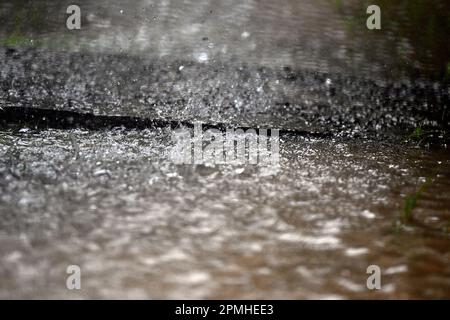 Cayenne, Frankreich. 13. April 2023. Illustration zeigt Regen während eines königlichen Besuchs zum Start der ESA-Mission „Juice“ „Jupiter Icy Moons Explorer“ vom Guayana Space Centre in Kourou, Französisch-Guayana, Frankreich, am Donnerstag, den 13. April 2023. Der Start wurde aufgrund schlechter Wetterbedingungen am Donnerstag um 24 Stunden auf Freitag verschoben. BELGA FOTO ERIC LALMAND Kredit: Belga News Agency/Alamy Live News Stockfoto