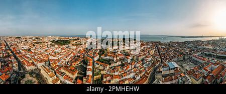 Draufsicht über das Viertel Baixa, südlich in Richtung des Tejo, mit den wichtigsten Wahrzeichen, darunter St. George Castle Stockfoto