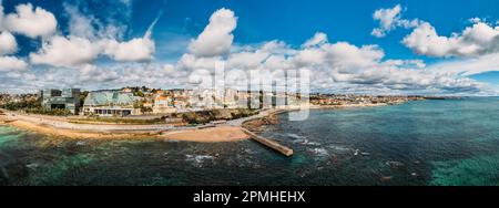 Panoramablick von der Drohne auf die Promenade in Cascais, an der portugiesischen Riveira 30km westlich von Lissabon, mit Estoril ganz rechts sichtbar Stockfoto