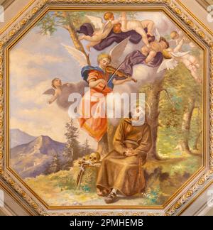 GENUA, ITALIEN - 6. MÄRZ 2023: Das Deckenfresko von St. Franziskus von Assisi unter den Engeln in der Kirche Chiesa di Santa Caterina von 19. Cent. Stockfoto