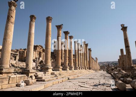 Alte römische Steinstraße mit Kolonnaden, Jerash, Jordanien, Naher Osten Stockfoto