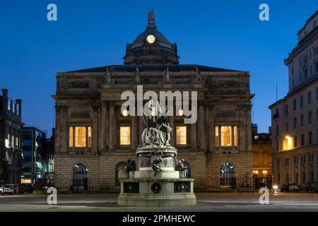 Nelson Monument und Liverpool Town Hall at Night, Exchange Flags, Liverpool City Centre, Liverpool, Merseyside, England, Großbritannien, Europa Stockfoto