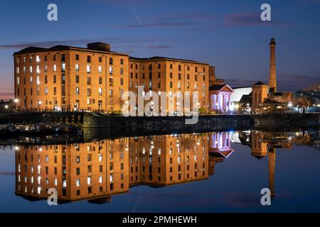 Das Albert Dock und Pumphouse, die sich nachts im Salthouse Dock spiegeln, Liverpool Waterfront, Liverpool, Merseyside, England, Großbritannien, Europa Stockfoto