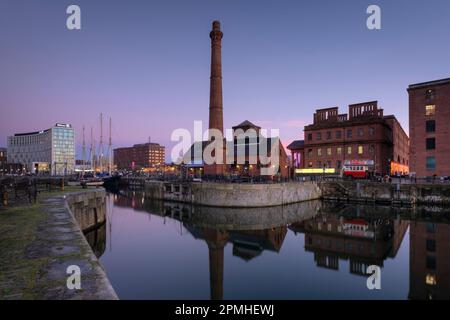 Die Pumphouse und die Gebäude von Albert Dock mit Blick auf Canning Dock in der Dämmerung, Liverpool Waterfront, Liverpool, Merseyside, England, Vereinigtes Königreich Stockfoto