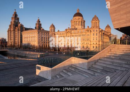 Das Abendlicht beleuchtet das Liver Building, das Cunard Building und das Port of Liverpool Building (die drei Graces), Pier Head und Liverpool Waterfront Stockfoto