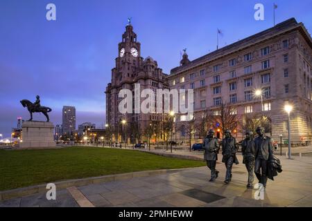 Beatles Statue und Royal Liver Building bei Nacht, Pier Head, Liverpool Waterfront, Liverpool, Merseyside, England, Großbritannien, Europa Stockfoto