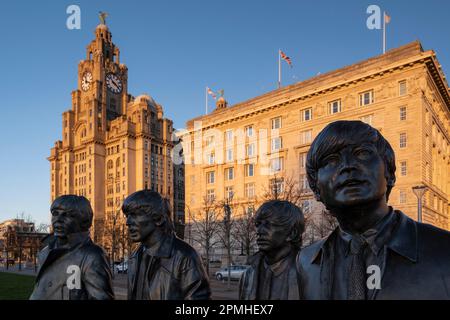 Beatles Statue und Royal Liver Building, Pier Head, Liverpool Waterfront, Liverpool, Merseyside, England, Großbritannien, Europa Stockfoto