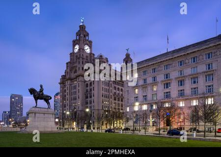 Liver Building und Pier Head bei Nacht, Liverpool Waterfront, Liverpool, Merseyside, England, Großbritannien, Europa Stockfoto