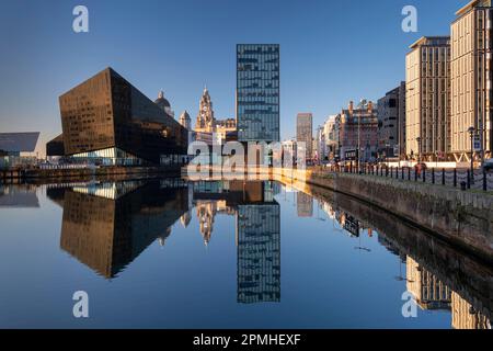 Liverpool Waterfront and the Liver Building spiegelt sich in Canning Dock, Liverpool, Merseyside, England, Vereinigtes Königreich, wider. Europa Stockfoto