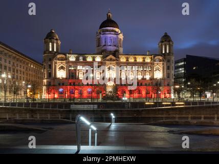 Das Hafengebäude von Liverpool bei Nacht, Pier Head, Liverpool Waterfront, Liverpool, Merseyside, England, Großbritannien, Europa Stockfoto