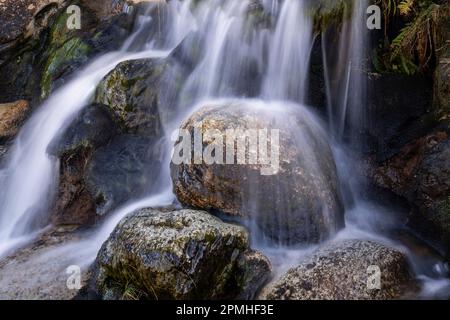 Wasserfalldetails in Cwm Glas Mawr, oberhalb des Llanberis Pass, Snowdonia National Park, Eryri, North Wales, Vereinigtes Königreich, Europa Stockfoto