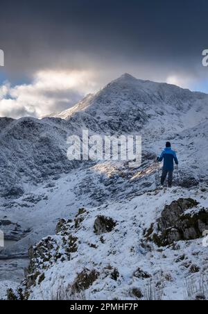 Walker auf der Suche nach Mount Snowdon (Yr Wyddfa) im Winter, Snowdonia National Park, Eryri, North Wales, Vereinigtes Königreich, Europa Stockfoto