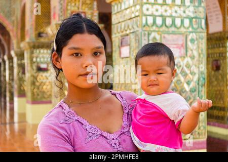 Junge burmesische Frau, die ihren kleinen Jungen in der Hand hält und in die Kamera schaut, Mandalay Hill, Mandalay, Myanmar (Birma), Asien Stockfoto