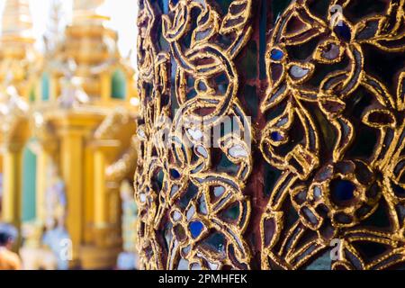 Details der dekorierten Säule im Inneren des Tempels, Shwedagon Pagoda Complex, Rangun (Yangon), Myanmar (Birma), Asien Stockfoto