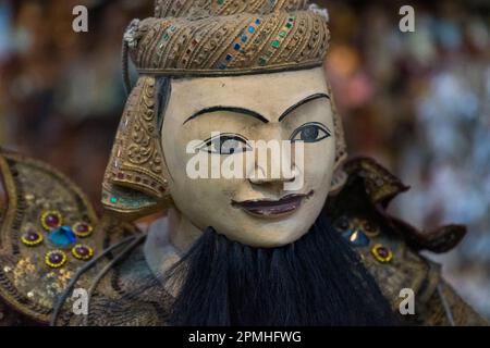 Nahaufnahme einer birmanischen Marionette (Yoke the) (Marionette), die an Streicher auf dem Markt hängt, Nyaungshwe, Inle-See, Shan-Staat, Myanmar (Birma), Asien Stockfoto