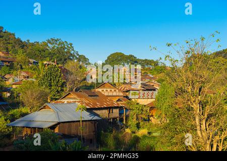 Häuser in einem Bergdorf in der Nähe von Hsipaw, Shan State, Myanmar (Birma), Asien Stockfoto