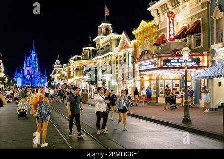 Die Aussicht auf die Main Street in Richtung Cinderella Castle am Abend in Disney World in Orlando, Florida, USA Stockfoto