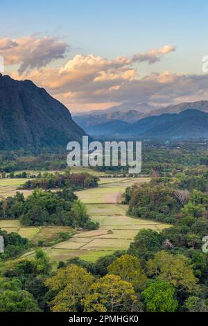 Berglandschaft und Ackerland rund um Vang Vieng, Laos, Indochina, Südostasien, Asien Stockfoto