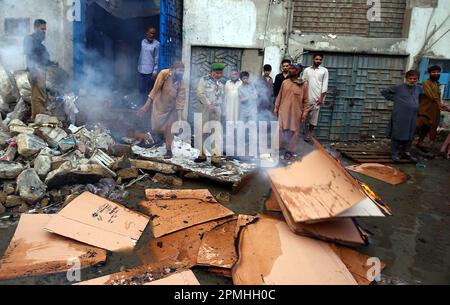 Peshawar, Pakistan, 13. April 2023. Rettungsbeamte sind mit Rettungsarbeiten beschäftigt, nachdem ein Fabrikgebäude während des Kühlprozesses zusammengebrochen ist, nachdem am Donnerstag, den 13. April 2023, ein Brand im Industriegebiet New Karachi in Karatschi ausbrach. Vier Feuerwehrleute starben, während 13 weitere schwere Verletzungen erlitten, nachdem ein Gebäude nach einem massiven Brand in Karatschis Bekleidungsfabrik einstürzte. Laut Medienberichten vor Ort wurde die Fabrik Mittwochabend durch das Feuer gerissen und schließlich im Industriegebiet von Neu-Karatschi zusammengebrochen. Der Vorfall wurde erstmals um 7:53 Uhr gemeldet. Stockfoto