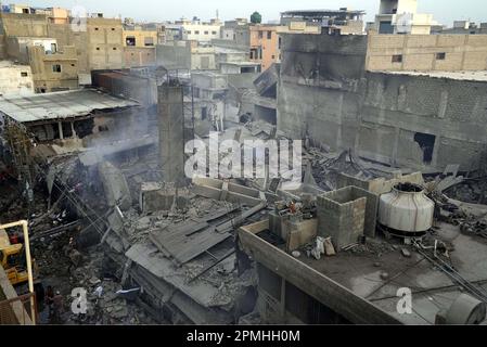 Peshawar, Pakistan, 13. April 2023. Rettungsbeamte sind mit Rettungsarbeiten beschäftigt, nachdem ein Fabrikgebäude während des Kühlprozesses zusammengebrochen ist, nachdem am Donnerstag, den 13. April 2023, ein Brand im Industriegebiet New Karachi in Karatschi ausbrach. Vier Feuerwehrleute starben, während 13 weitere schwere Verletzungen erlitten, nachdem ein Gebäude nach einem massiven Brand in Karatschis Bekleidungsfabrik einstürzte. Laut Medienberichten vor Ort wurde die Fabrik Mittwochabend durch das Feuer gerissen und schließlich im Industriegebiet von Neu-Karatschi zusammengebrochen. Der Vorfall wurde erstmals um 7:53 Uhr gemeldet. Stockfoto