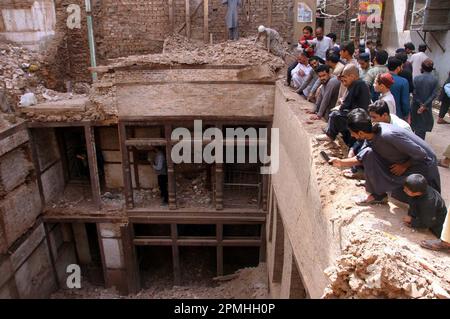 Peshawar, Pakistan, 13. April 2023. Am Donnerstag, den 13. April 2023, wurde in Peshawar ein zweistöckiges Gebäude aus der Sikh-Ära entdeckt. Der Keller soll über 100 Jahre alt sein und wurde während des Abbruchs eines Hauses in der Barh Gegend im Sarki Gate der Stadt gefunden. Stockfoto