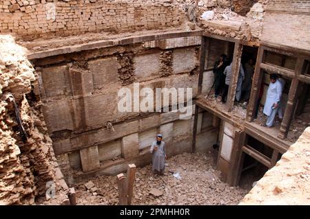 Peshawar, Pakistan, 13. April 2023. Am Donnerstag, den 13. April 2023, wurde in Peshawar ein zweistöckiges Gebäude aus der Sikh-Ära entdeckt. Der Keller soll über 100 Jahre alt sein und wurde während des Abbruchs eines Hauses in der Barh Gegend im Sarki Gate der Stadt gefunden. Stockfoto