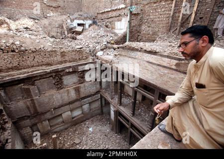 Peshawar, Pakistan, 13. April 2023. Am Donnerstag, den 13. April 2023, wurde in Peshawar ein zweistöckiges Gebäude aus der Sikh-Ära entdeckt. Der Keller soll über 100 Jahre alt sein und wurde während des Abbruchs eines Hauses in der Barh Gegend im Sarki Gate der Stadt gefunden. Stockfoto