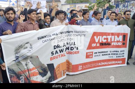 Peshawar, Pakistan, 13. April 2023. Studenten der IBA Sukkur halten Protestdemonstration gegen die Ermordung von Prof. Ajmal Sawand ab und fordern Gerechtigkeit für ihn im Sukkur Presseclub am Donnerstag, den 13. April 2023. Stockfoto