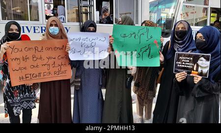 Peshawar, Pakistan, 13. April 2023. Studenten der IBA Sukkur halten Protestdemonstration gegen die Ermordung von Prof. Ajmal Sawand ab und fordern Gerechtigkeit für ihn im Sukkur Presseclub am Donnerstag, den 13. April 2023. Stockfoto