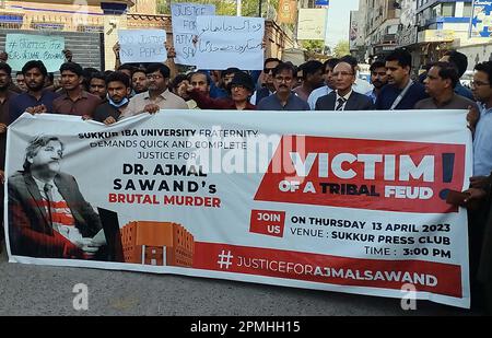 Peshawar, Pakistan, 13. April 2023. Studenten der IBA Sukkur halten Protestdemonstration gegen die Ermordung von Prof. Ajmal Sawand ab und fordern Gerechtigkeit für ihn im Sukkur Presseclub am Donnerstag, den 13. April 2023. Stockfoto