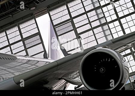 Die Langstreckenflugzeuge des Lufthansa Airbus A380 werden am 12. April 2023 erstmals wieder in München am Franz Josef Strauss Airport landen. Eine 380 nach der Landung im Lufthansa Technik Hangar. ? Stockfoto