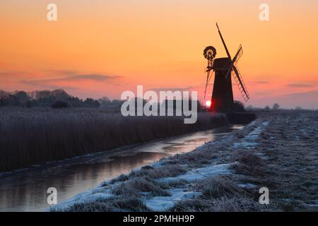 Wintersonnenaufgang über St. Benet's Mill bei Thurne, Norfolk, England, Großbritannien, Europa Stockfoto