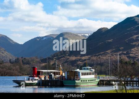 Am Glenridding Pier, Ullswater, Lake District National Park, Cumbria, England, erwarten euch zwei Wasserdampfer Stockfoto