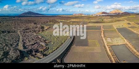 Luftaufnahme der Straße durch vulkanische Landschaft, Timanfaya-Nationalpark, Lanzarote, Las Palmas, Kanarische Inseln, Spanien, Atlantik, Europa Stockfoto