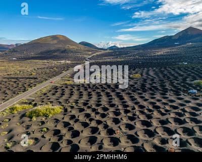 Aus der Vogelperspektive: Weinanbaugebiet La Geria, Nationalpark Timanfaya, Lanzarote, Kanarische Inseln, Spanien, Atlantik, Europa Stockfoto