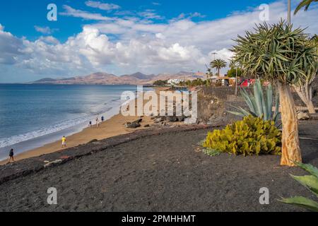 Blick auf Playa Grande Strand und Atlantik, Puerto del Carmen, Lanzarote, Las Palmas, Kanarische Inseln, Spanien, Atlantik, Europa Stockfoto