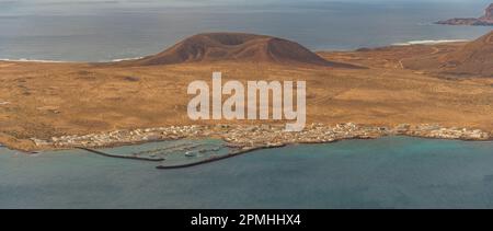 Panoramablick auf die Insel La Graciosa mit der Stadt Caleta del Sebo von Mirador del Rio, Lanzarote, Las Palmas, Kanarischen Inseln, Spanien, Atlantik, Europa Stockfoto