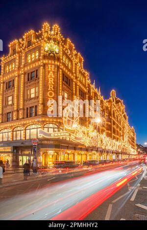 Blick auf das beleuchtete Kaufhaus Harrods in der Abenddämmerung, Knightsbridge, London, England, Großbritannien, Europa Stockfoto