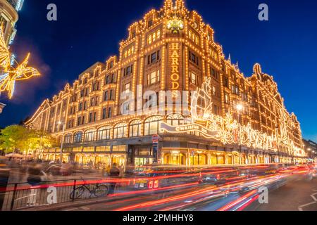 Blick auf das beleuchtete Kaufhaus Harrods in der Abenddämmerung, Knightsbridge, London, England, Großbritannien, Europa Stockfoto