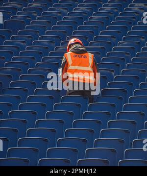 London, Großbritannien. 13. April 2023 Ein Arbeiter inspiziert die Sitze der Horse Guards Parade als Vorbereitung auf die Krönung von König Karl III., die am 6. Mai stattfindet, um London herum. Kredit: Vuk Valcic/Alamy Live News Stockfoto