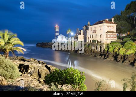 Santa Marta Leuchtturm Museum und Casa Museu de Santa Maria Flutlicht bei Sonnenaufgang, Cascais, Lissabon Region, Portugal, Europa Stockfoto