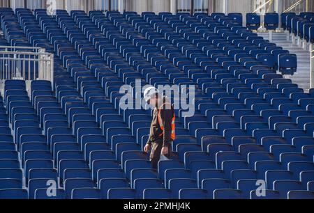 London, Großbritannien. 13. April 2023 Ein Arbeiter inspiziert die Sitze der Horse Guards Parade als Vorbereitung auf die Krönung von König Karl III., die am 6. Mai stattfindet, um London herum. Kredit: Vuk Valcic/Alamy Live News Stockfoto