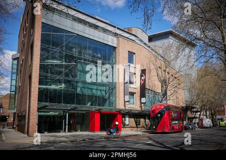 Der New Routemaster Doppeldeckerbus Nr. 38 vor dem Sadler's Wells Theatre, Angel, Islington, London, England, Vereinigtes Königreich. Stockfoto