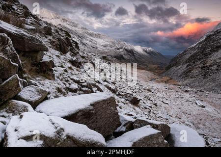 Crib Goch und der Llanberis Pass bei Sonnenaufgang im Winter, Eryri, Snowdonia National Park, Nordwales, Vereinigtes Königreich, Europa Stockfoto