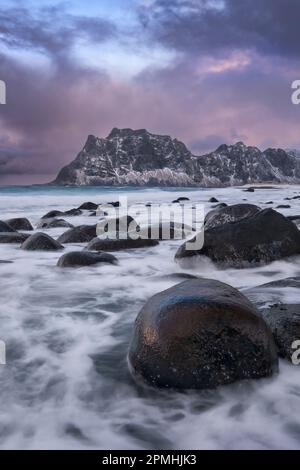 Uttakleiv Beach im Winter, Vestvagoya Island, Lofoten Islands, Norwegen, Skandinavien, Europa Stockfoto